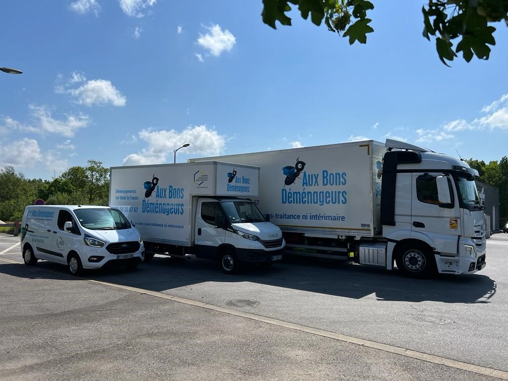 Trois camions de déménagement de taille différente
