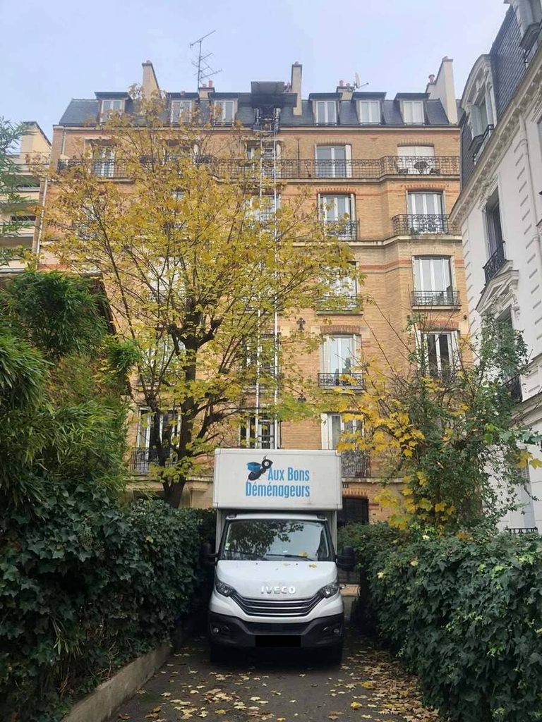 Monte-meubles pour déménagement au fond d'une impasse
