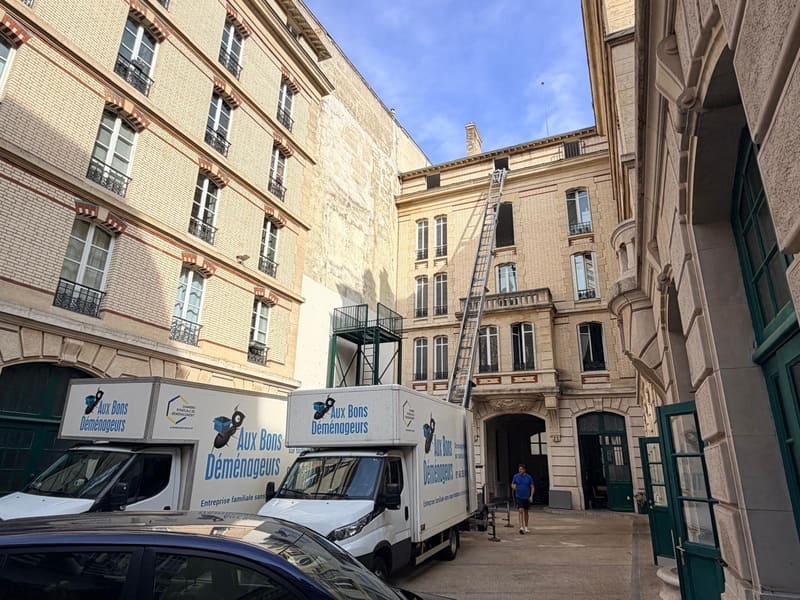 Monte-meubles - dans caserne de pompiers