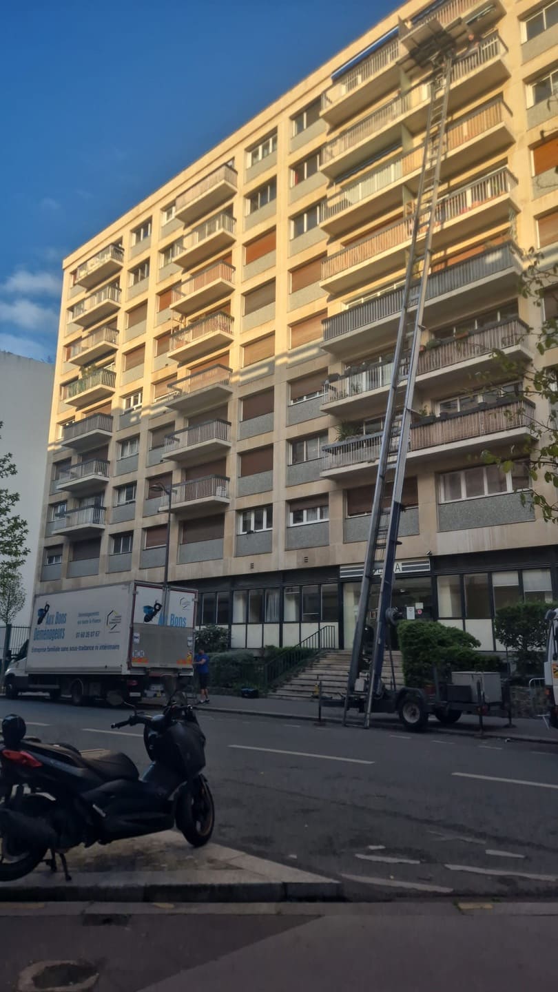Monte-meubles - déplié à 28 mètres - possibilité d'aller jusqu'à 30 mètres